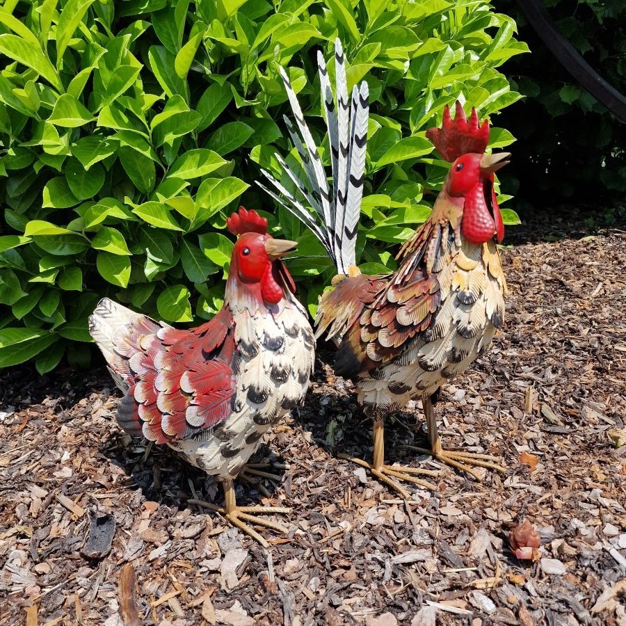 Coq en métal blanc, brun et rouge