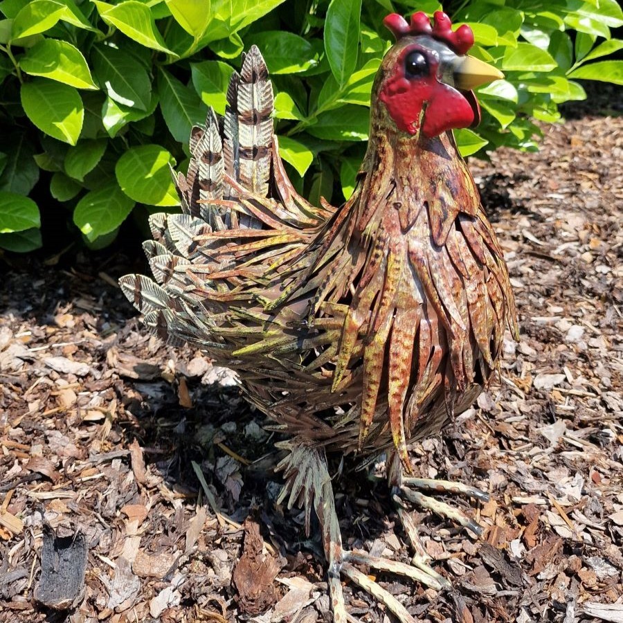 Poule en métal brune