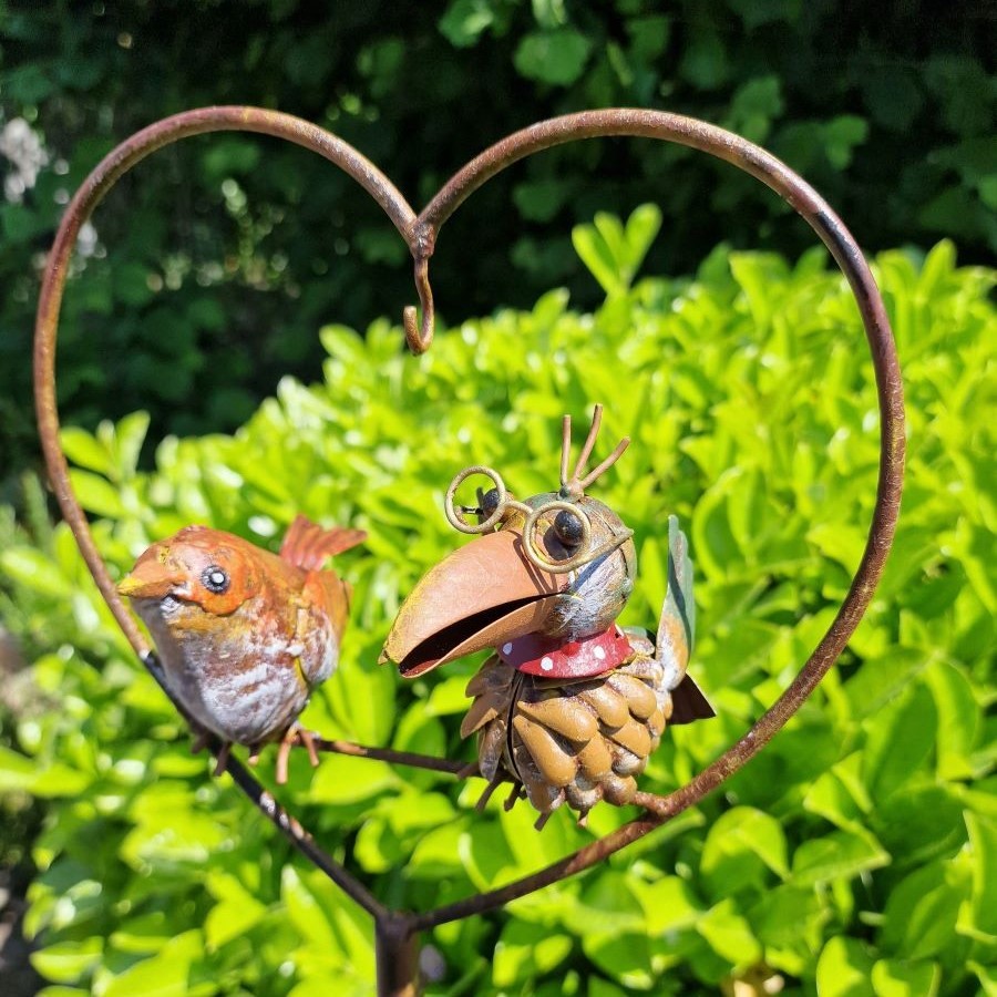 Oiseaux dans coeur sur pique en métal